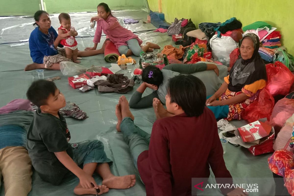 Warga pengungsian bencana banjir di Lebak kesulitan air