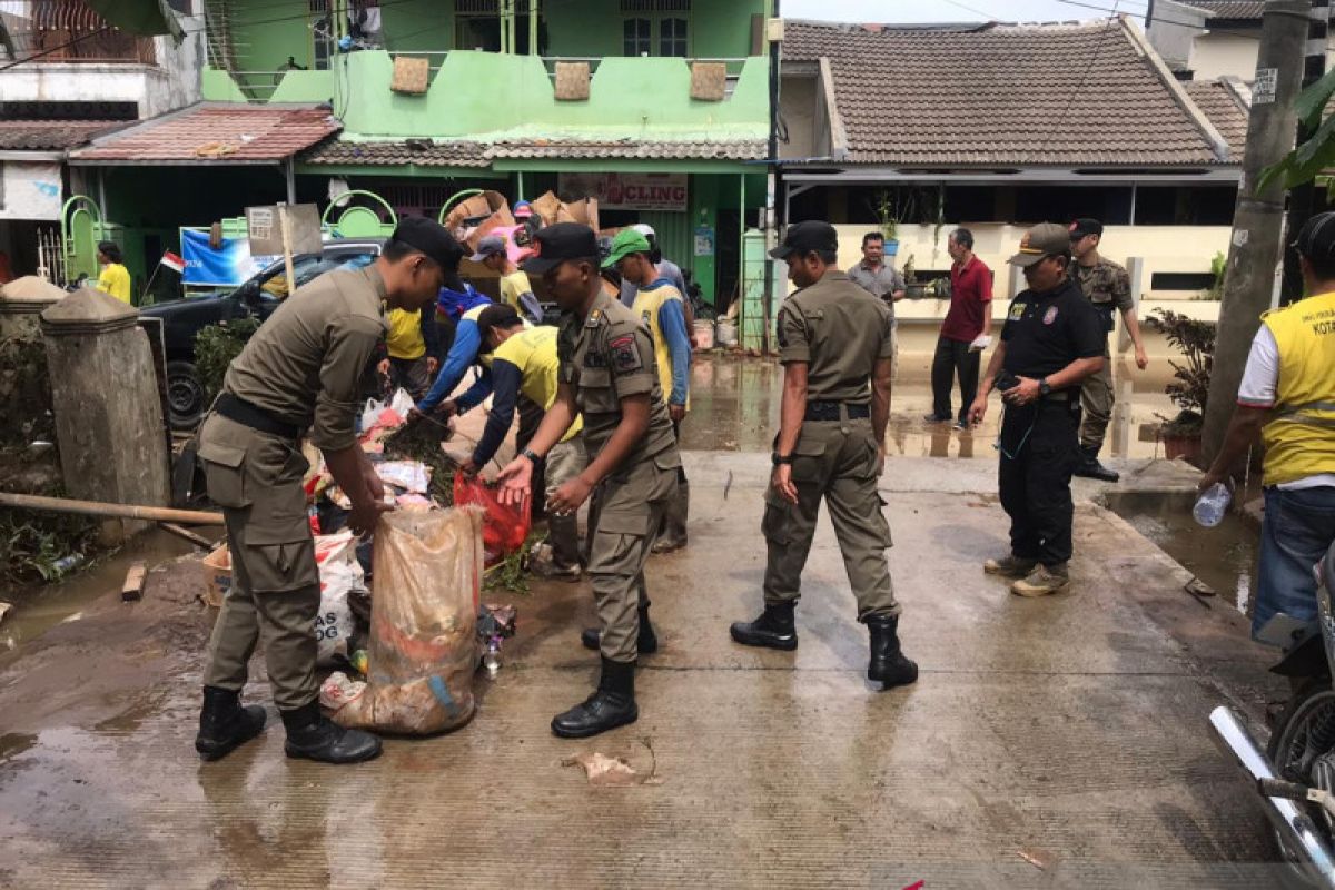 221 titik banjir surut, Satpol PP Tangerang tetap disiagakan di pemukiman