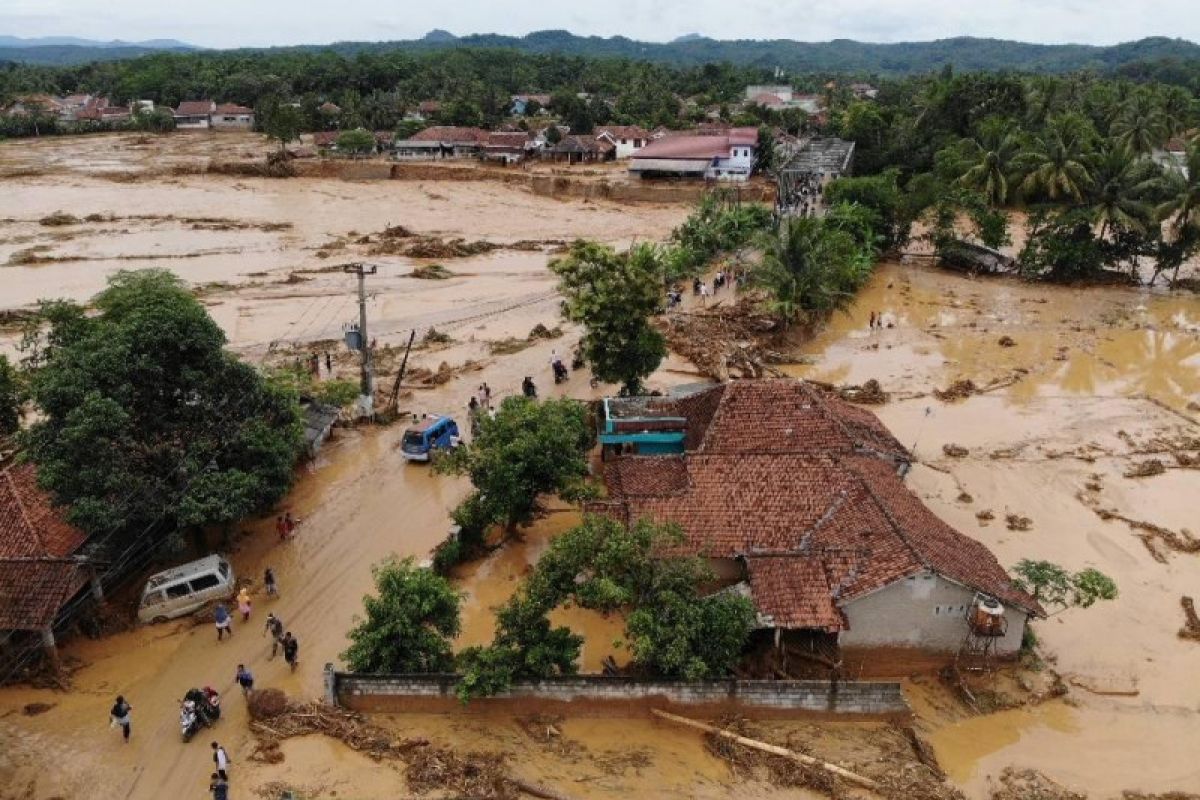 Tim evakuasi kesulitan tembus Kampung Muara Lebak Gedong yang terisolasi akibat lumpur