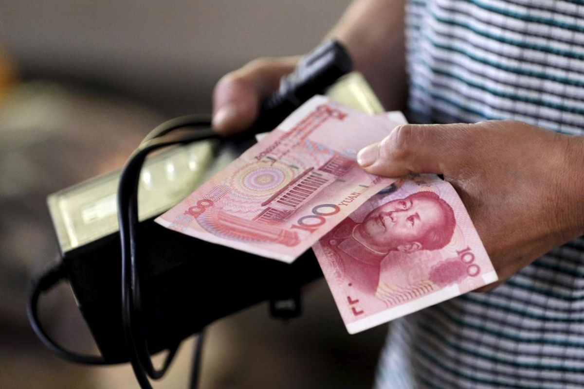 Yuan melemah 67 basis poin, menjadi di bawah 7 terhadap dolar AS