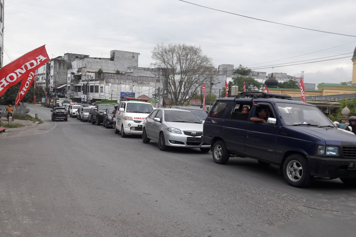 Truk pengangkut sawit terbalik, jalinsum Medan-Aceh macet mengular