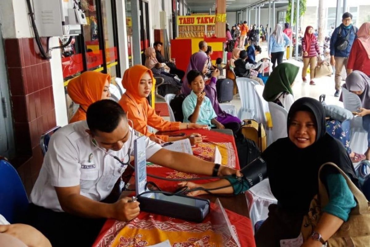 Puluhan penumpang di Stasiun Kediri mendapat layanan kesehatan gratis