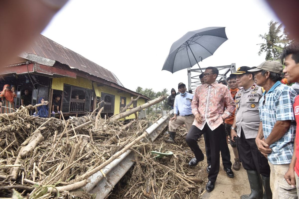 Gubenur Sulsel : Banjir akibat alih fungsi lahan dan hutan