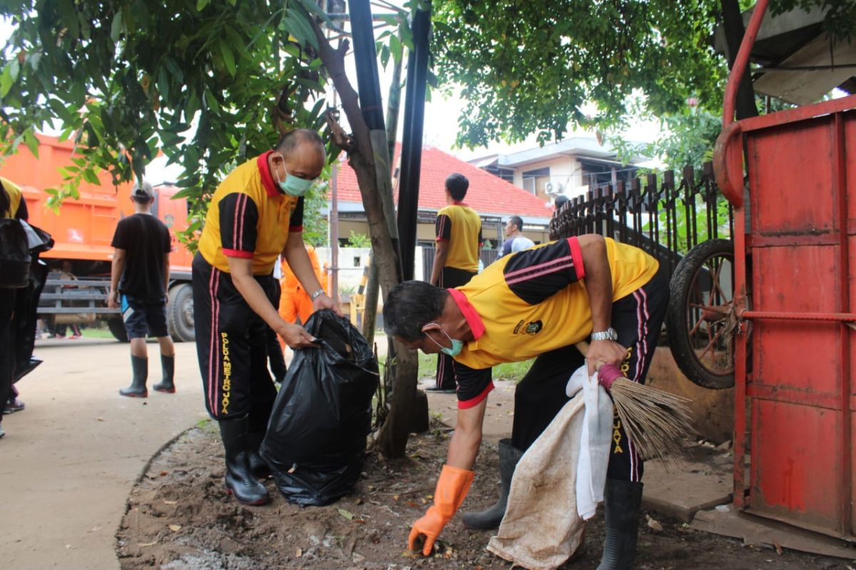 300 anggota Polrestro Jaksel kerja bakti bantu korban banjir