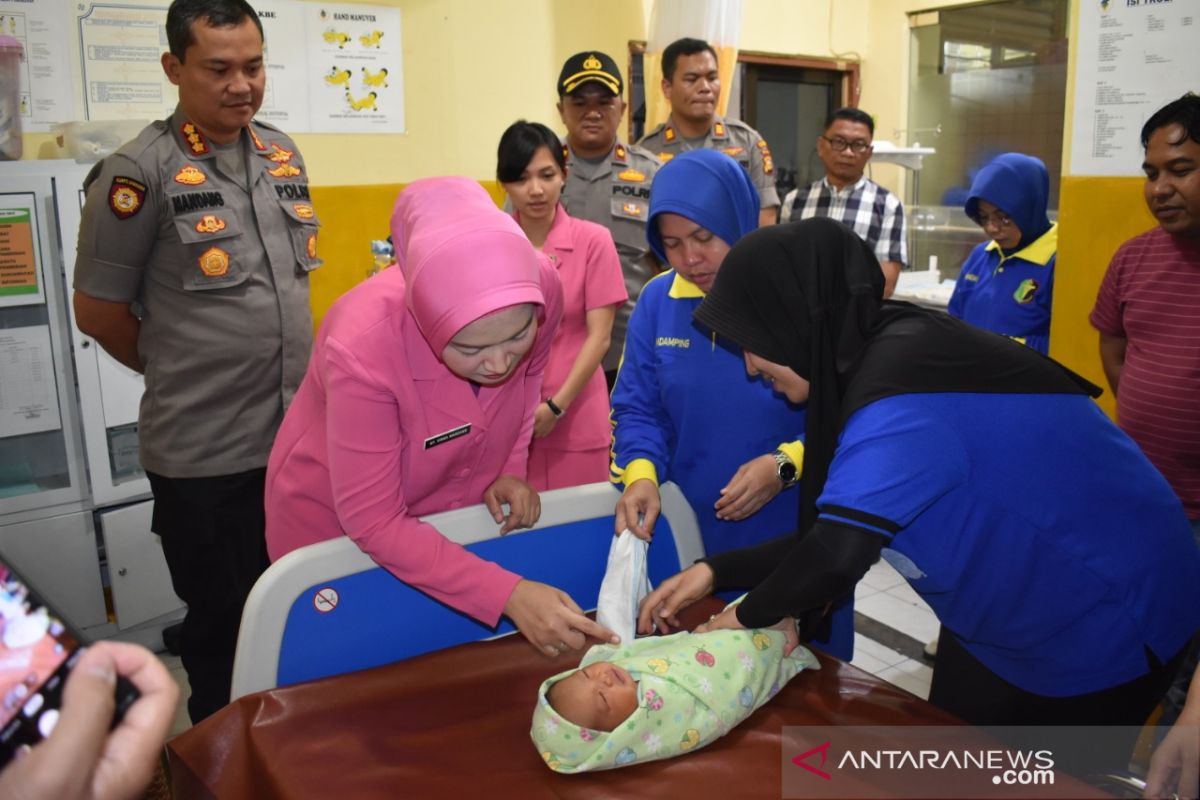 Tega, orangtua di Pekanbaru telantarkan bayi dalam kardus