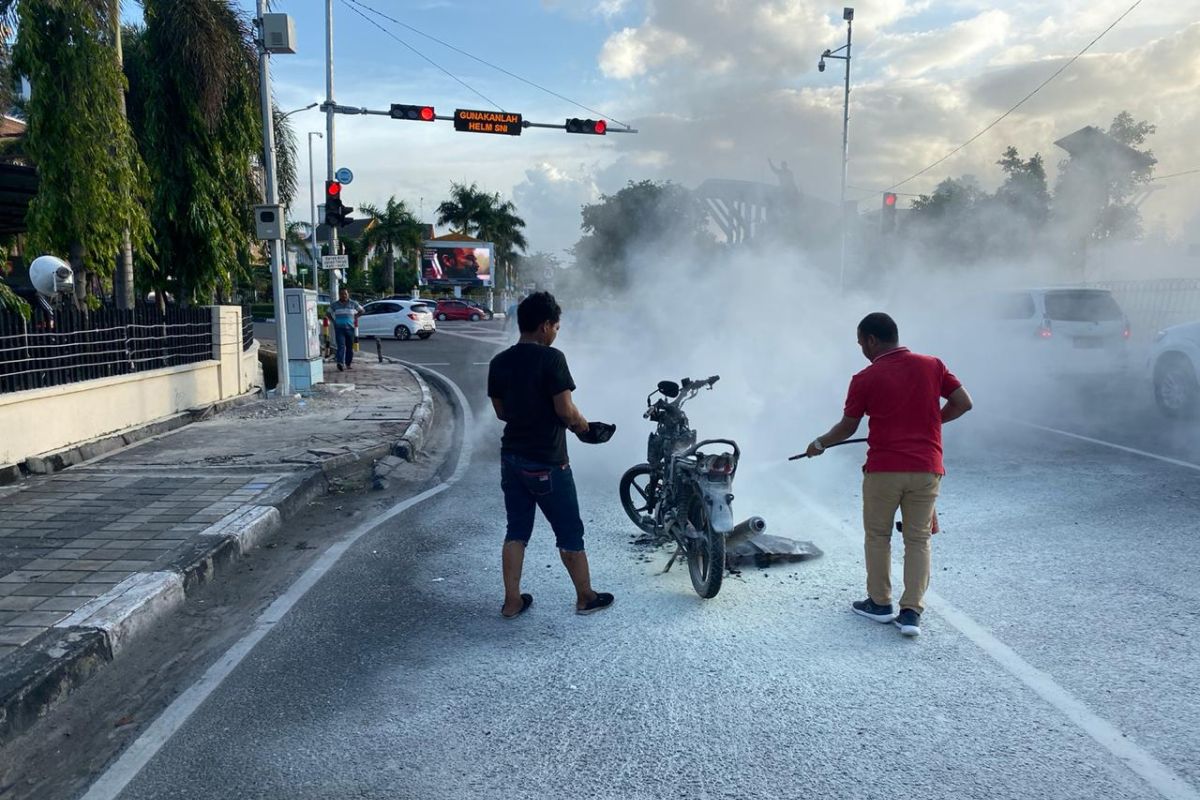 Merokok sambil perbaiki mesin, motor warga ini terbakar di depan Mapolda Riau