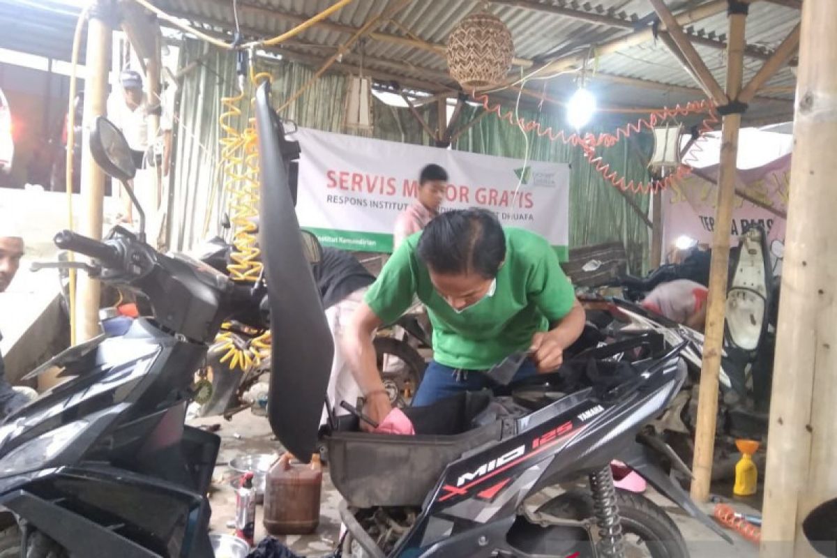 Dompet Dhuafa layani perbaikan motor dan handphone gratis