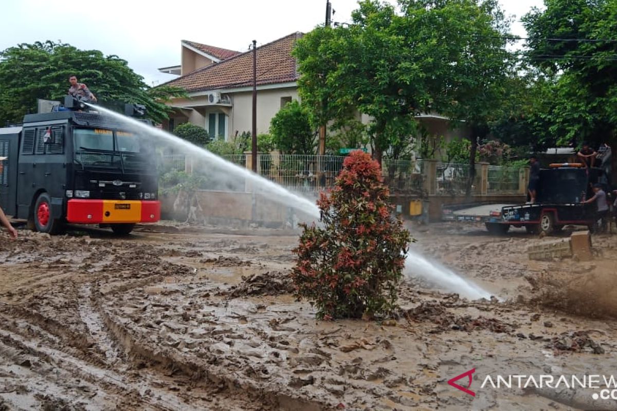 Brimob Polda Metro kerja bakti di daerah terdampak banjir