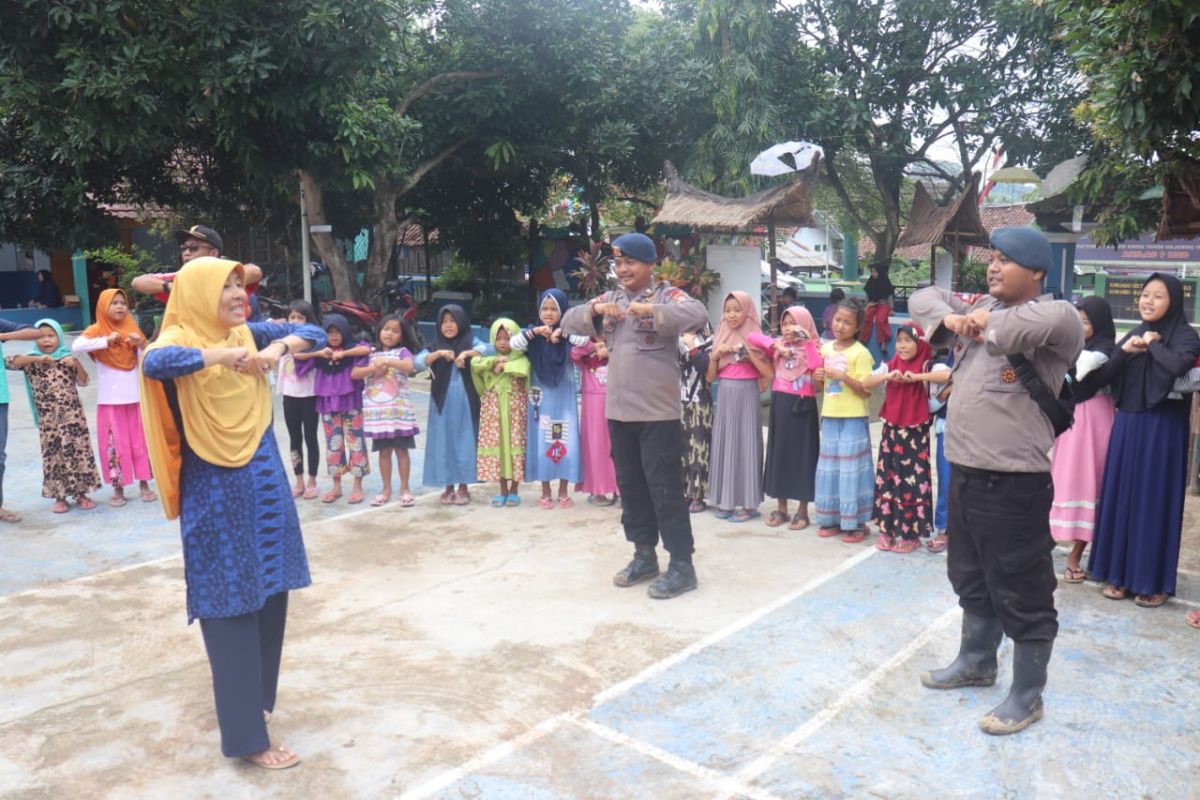 Satbrimobda Banten 'Trauma Healing' anak-anak korban banjir di Kabupaten Lebak