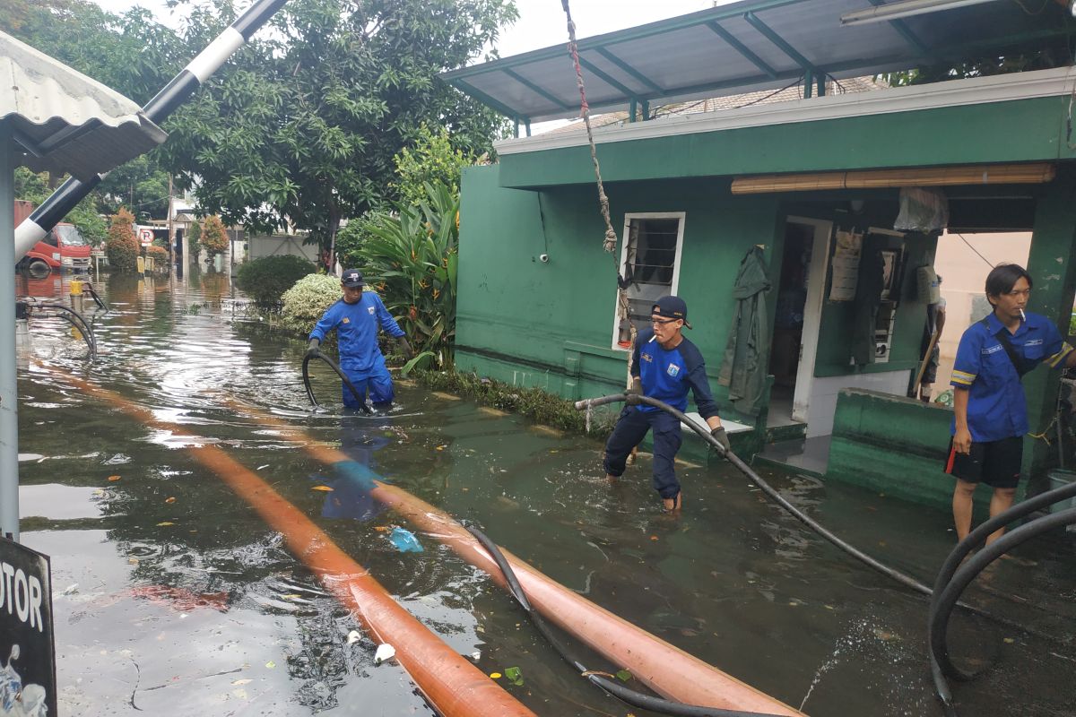 Banjir di Perumahan Green Ville Jakbar dikuras dengan tiga mesin pompa