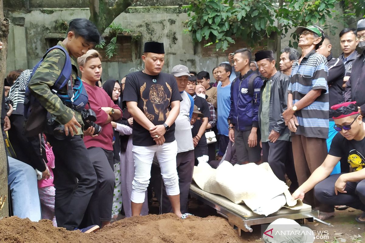 Komedian Sule hadir dalam pemakaman mantan istrinya