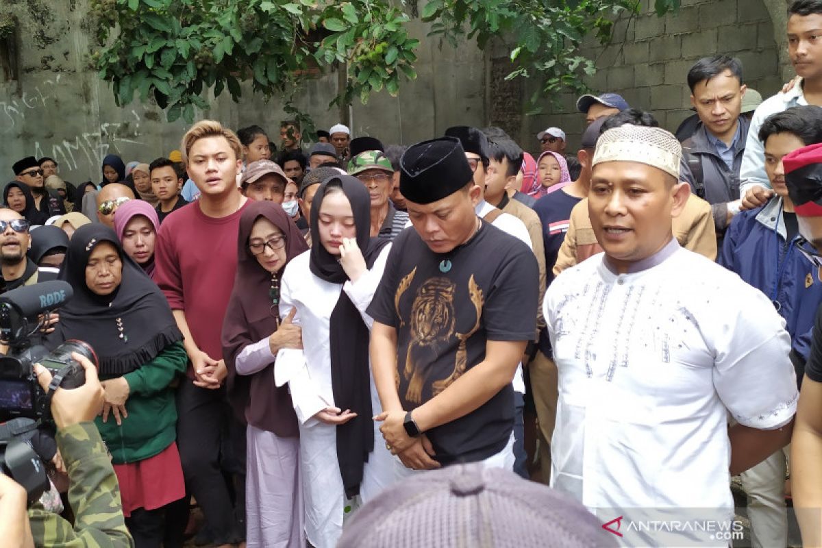 Rizki menangis saat kenang jasa almarhumah ibunya