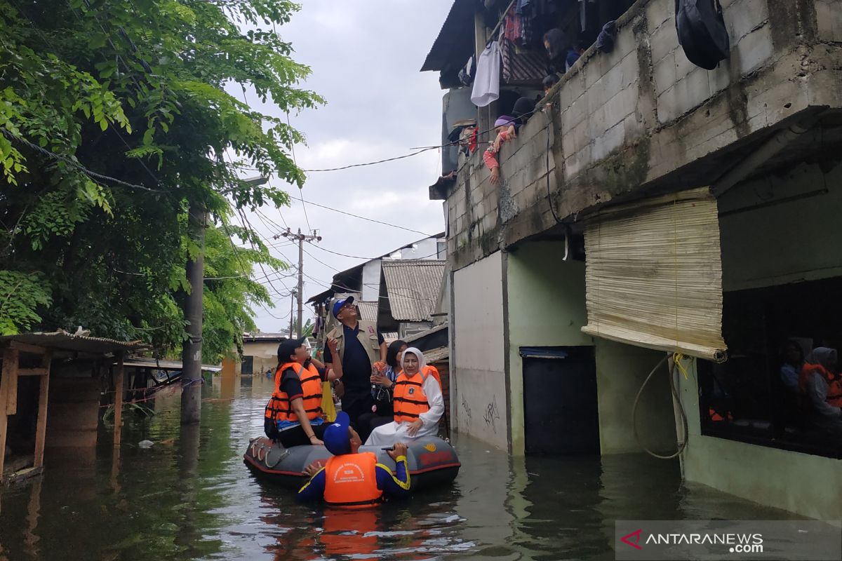 Berperahu karet, Grace Batubara harapkan korban banjir mau dievakuasi