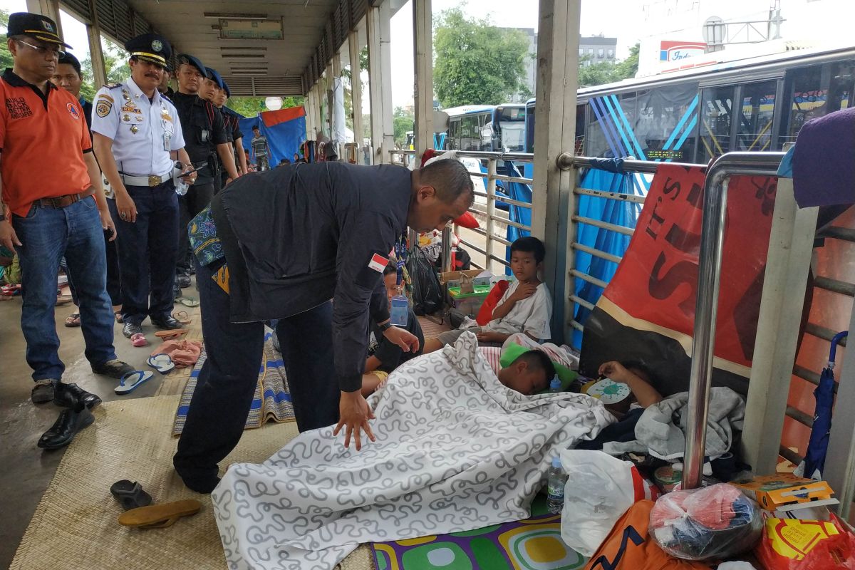 Manfaatkan halte TransJakarta sampai rumah bisa dihuni lagi