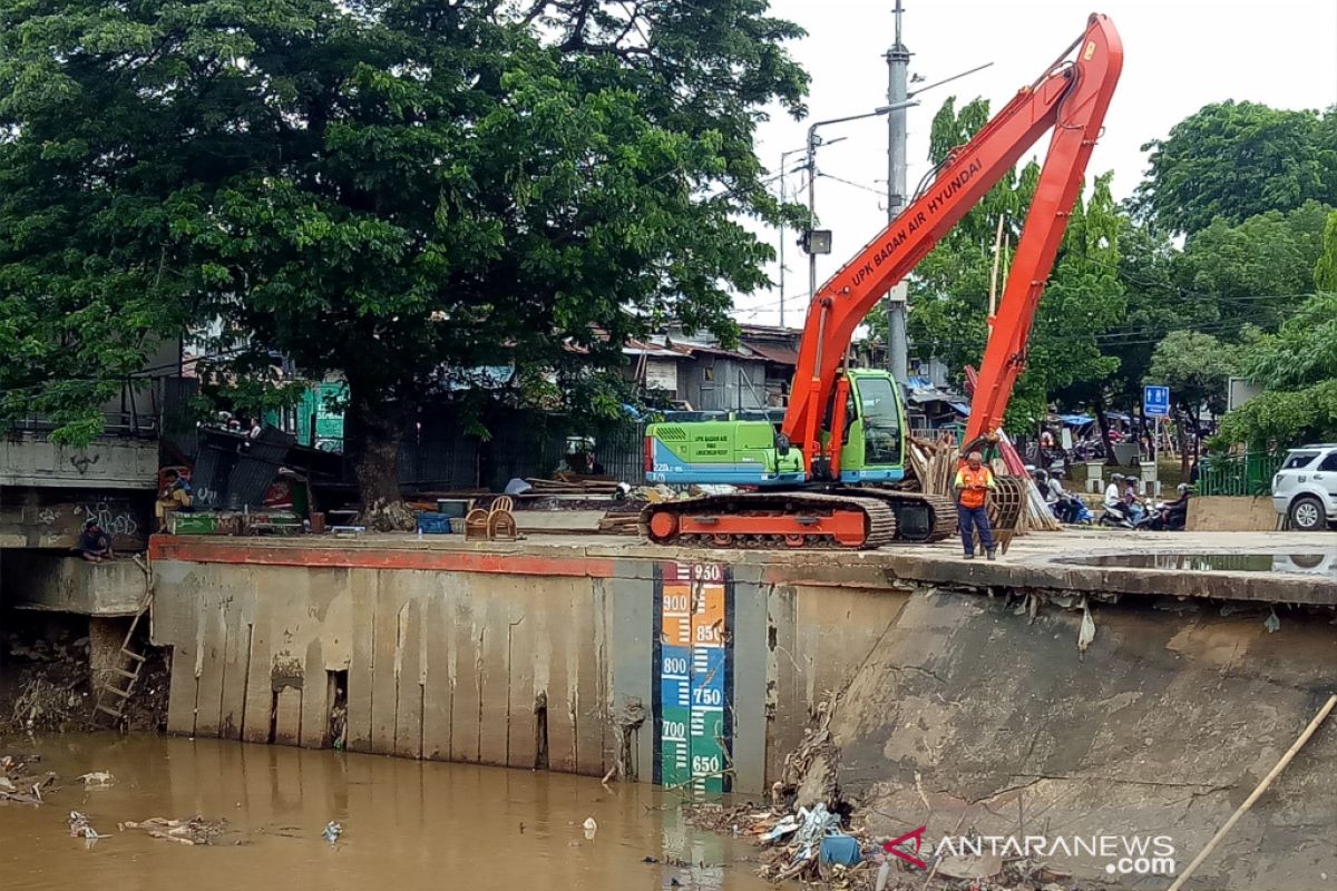 Hingga Minggu dini hari, tinggi muka air di sejumlah pintu air normal