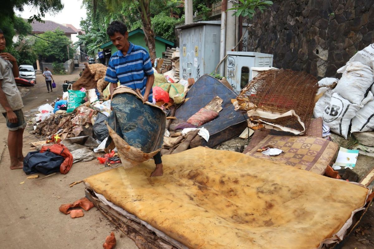 Panen barang rongsokan, pemulung raih berkah banjir tahun baru Jakarta