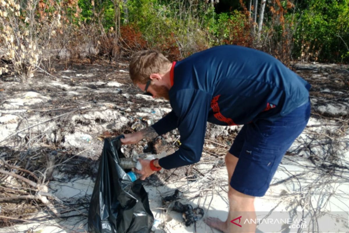 Wisatawan MV Coral Adventurer bersihkan sampah di Raja Ampat