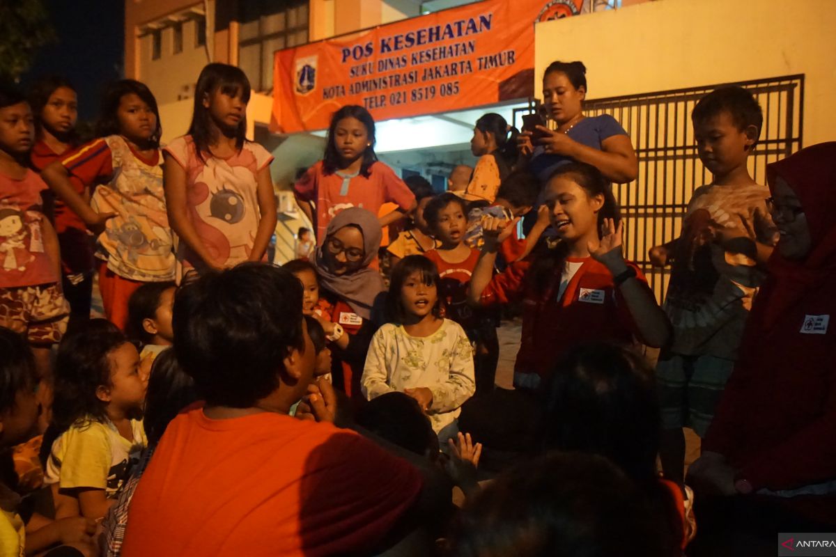 PMI Jaktim menghibur anak korban banjir di pengungsian