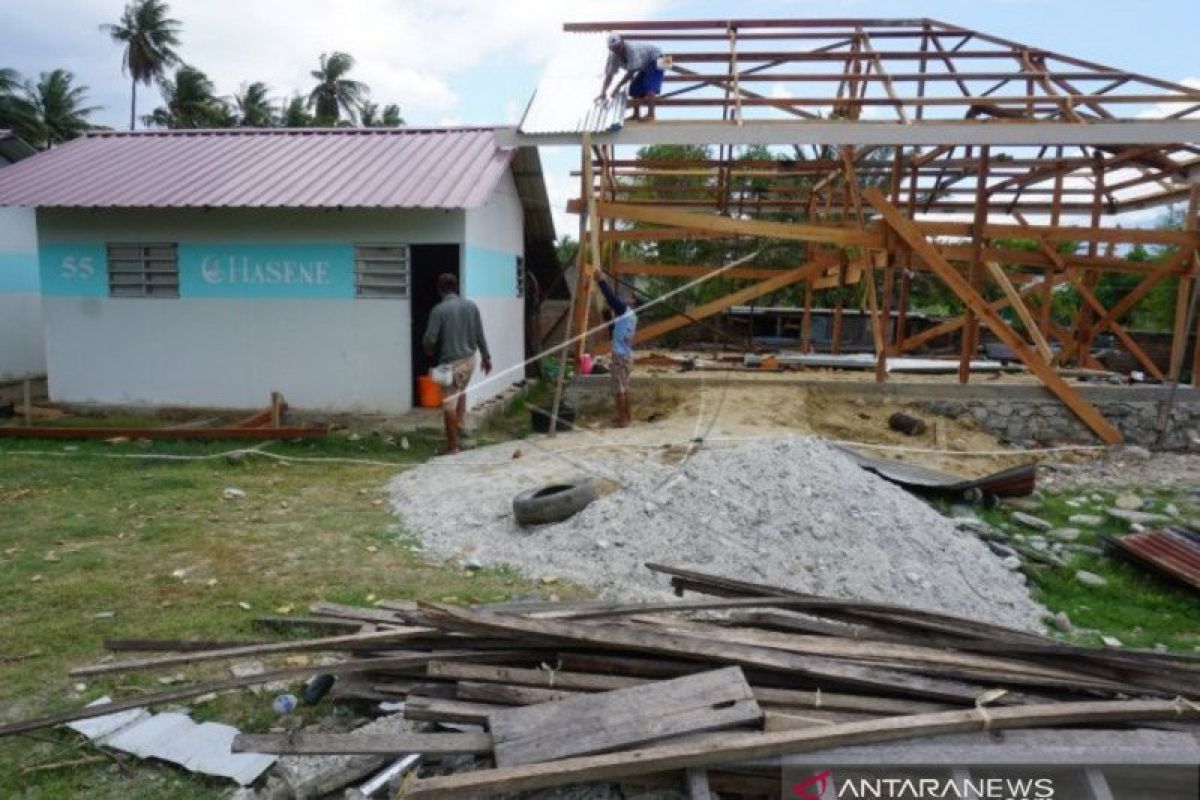 Sejumlah korban bencana di Palu perbaiki sendiri rumah mereka