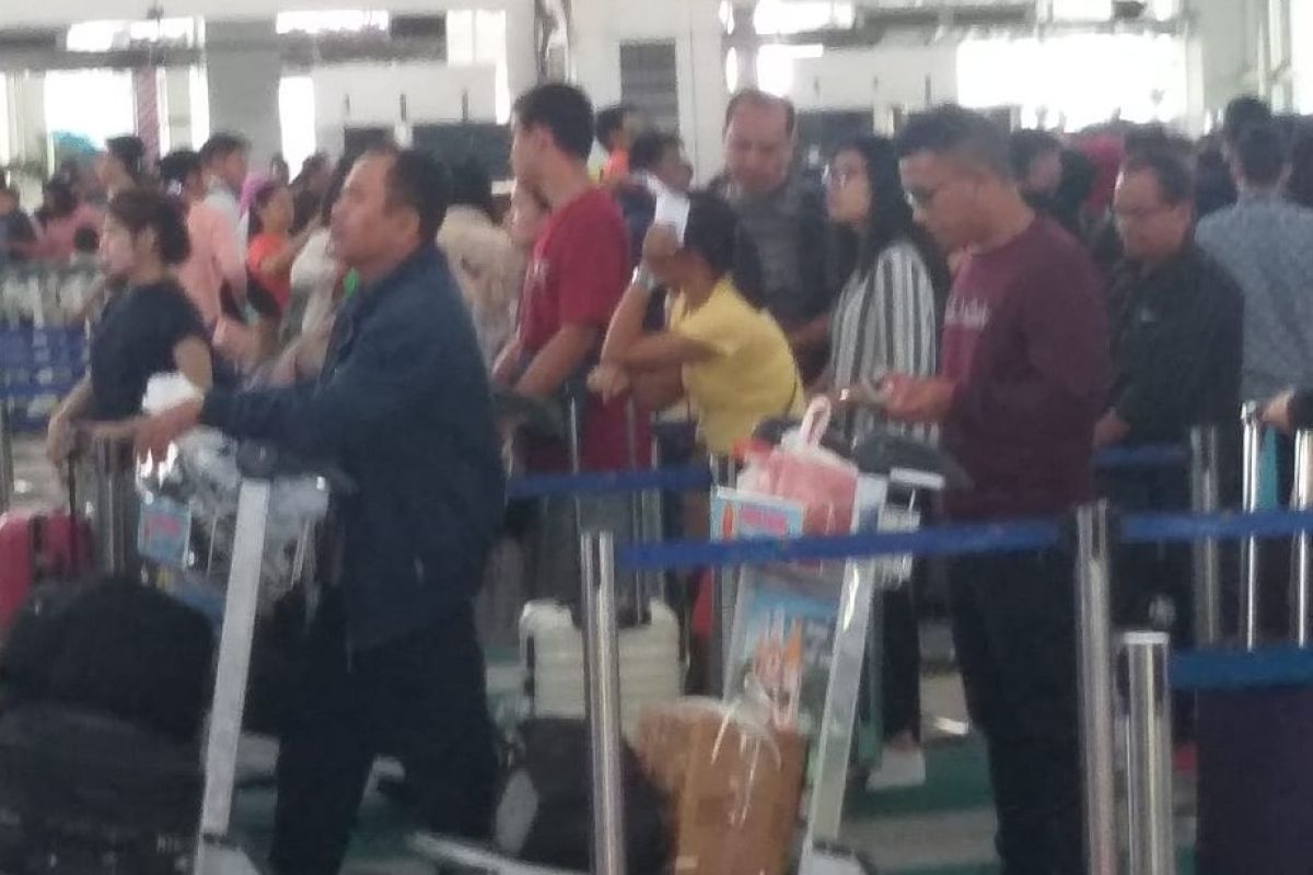 Jumlah penumpang domestik di Bandara Kualanamu  turun 50 persen