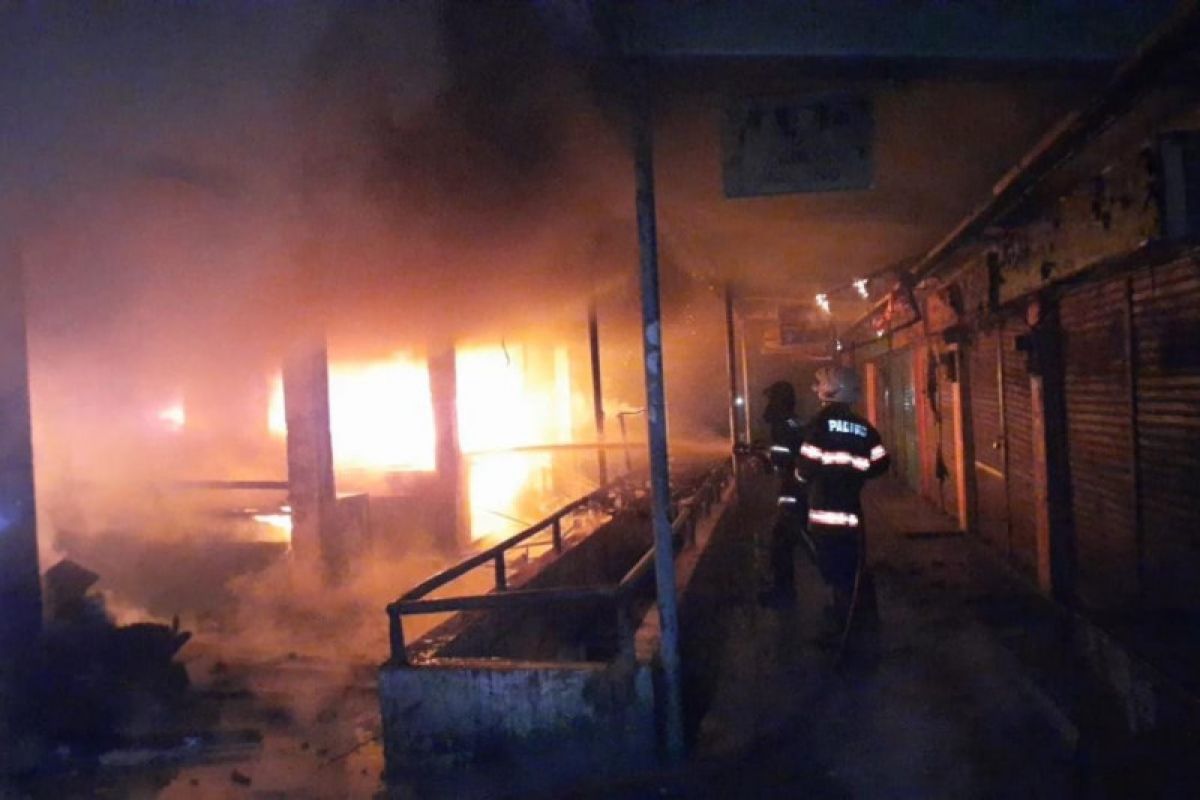Toko di  kawasan Padang Teater  terbakar pada  Jumat malam