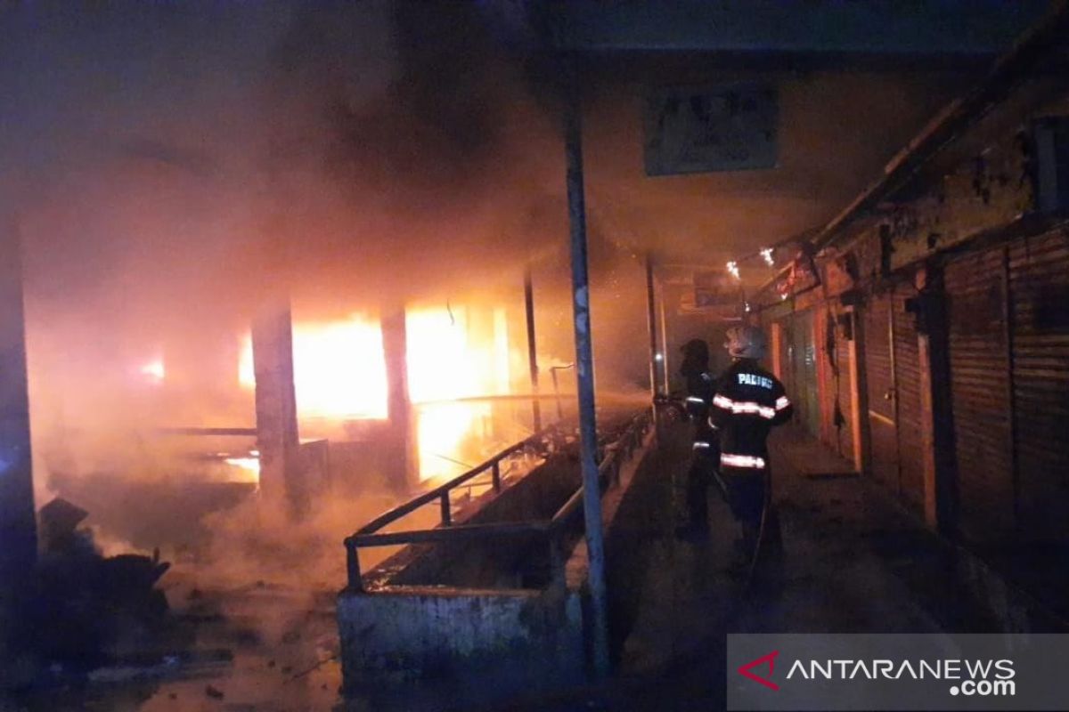 Sejumlah toko di Padang Teater Kota Padang musnah terbakar