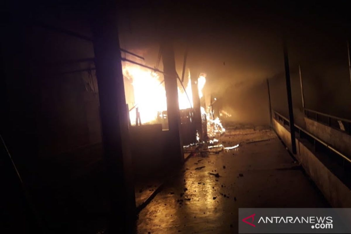 Belasan kios di kawasan Padang  Teater hangus dilalap api