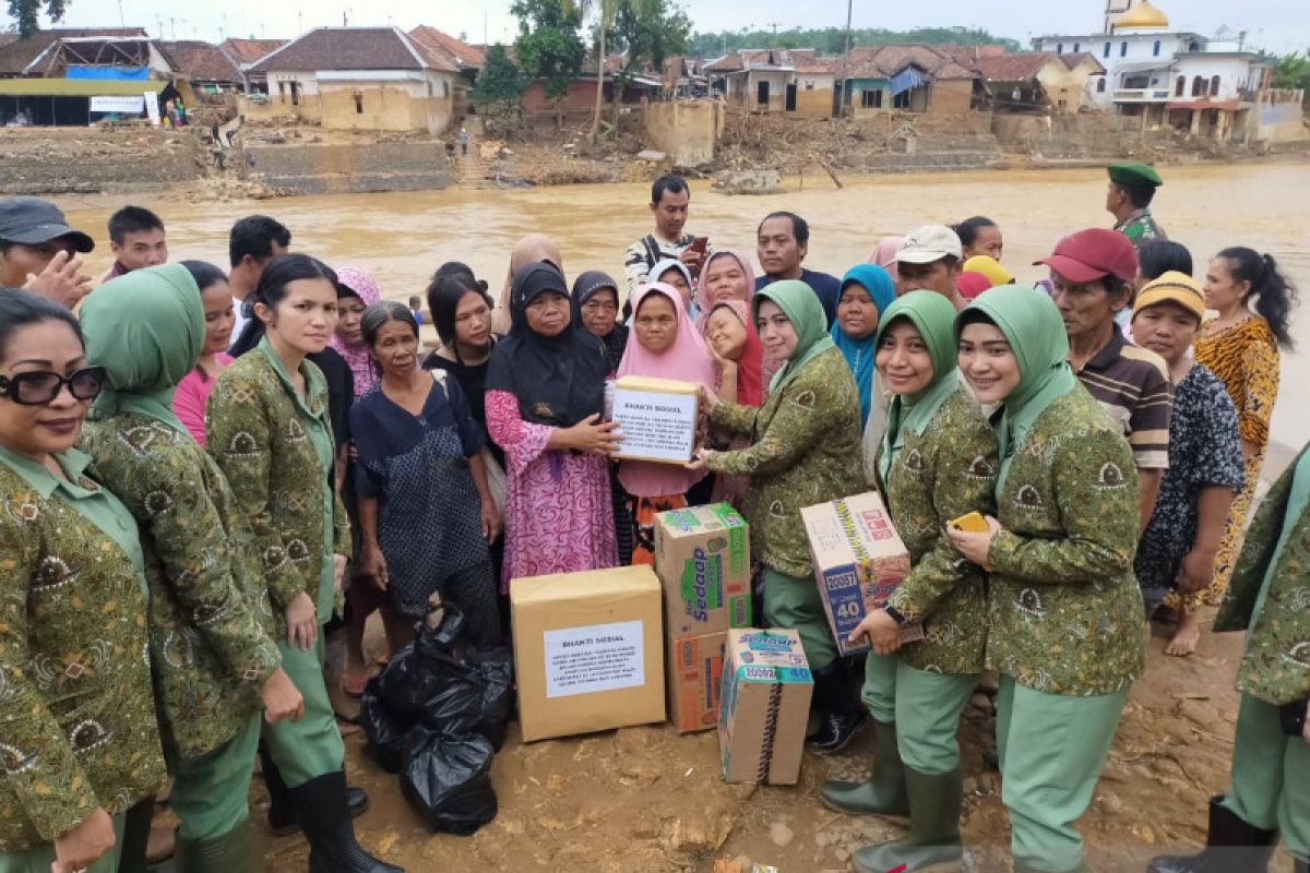 Korban banjir Lebak mendapat bantuan Persit KCK 064 Maulana Yusuf