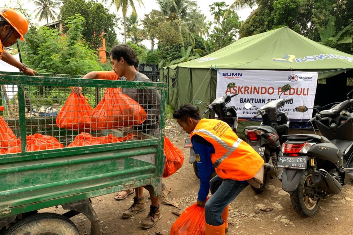 Askrindo-Mandiri-Perhutani bersinergi Bantu korban banjir di Bogor