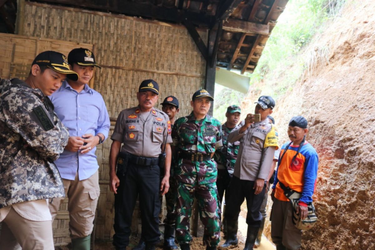 Bupati Trenggalek tinjau longsor timpa tiga rumah warganya