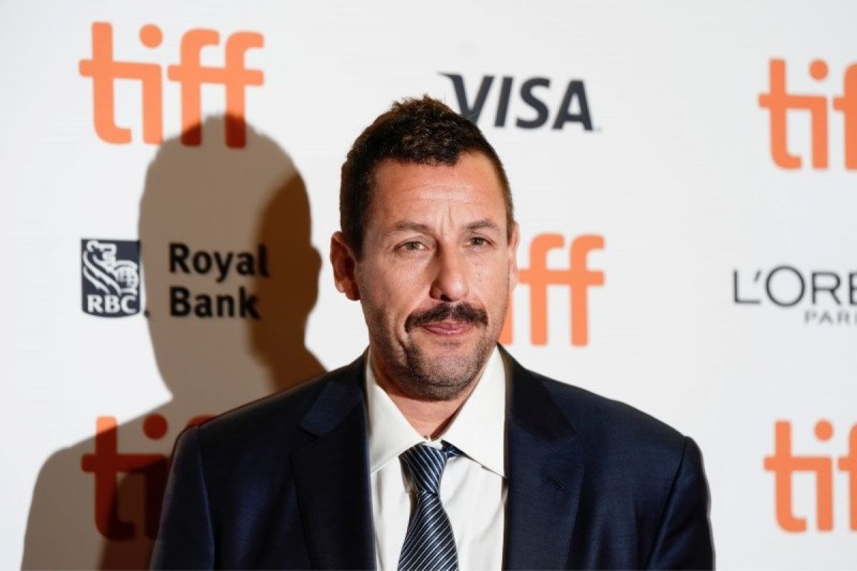 Giliran akun Twitter aktor komedian Adam Sandler kena retas