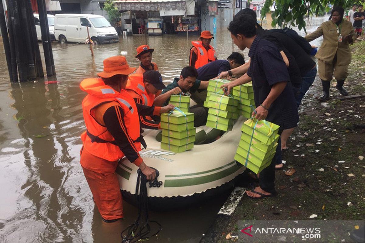 Pupuk Indonesia salurkan bantuan untuk korban banjir di Jakarta Barat