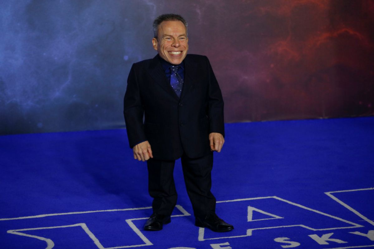 Lebih lucu Ewoks atau Baby Yoda? Ini kata Warwick Davis