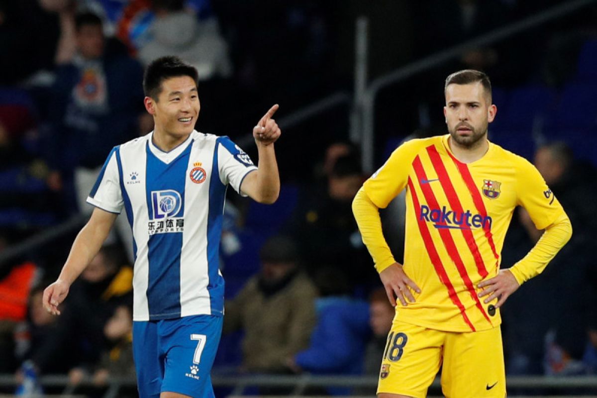 Barcelona ambil puncak klasemen lagi walau seri 2-2 lawan Espanyol