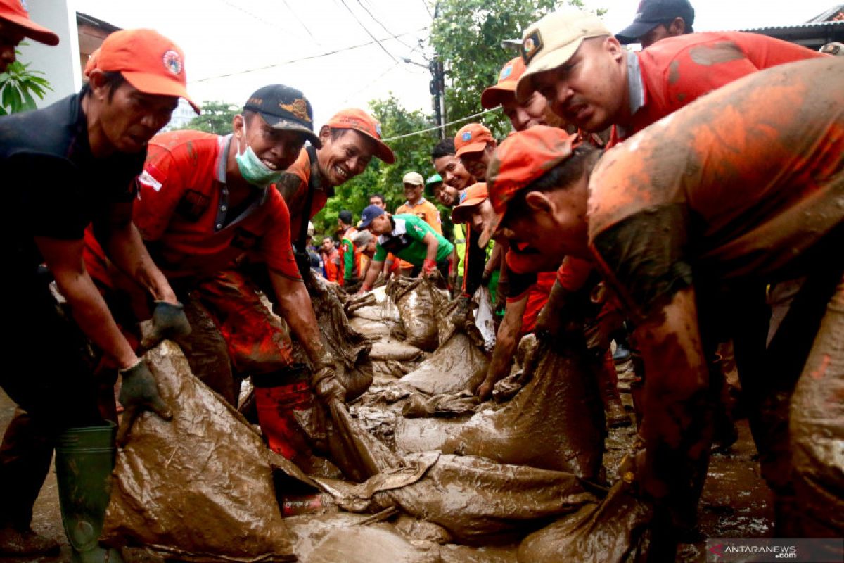 Warga bentuk "rantai manusia" angkut lumpur sisa banjir di Rawajati