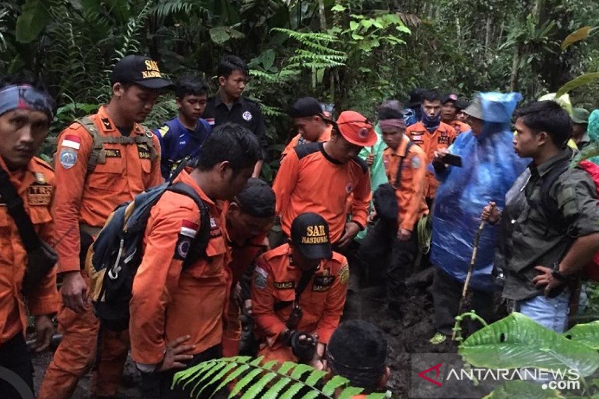 Tim gabungan Basarnas terus cari pelajar hilang di  Kerinci