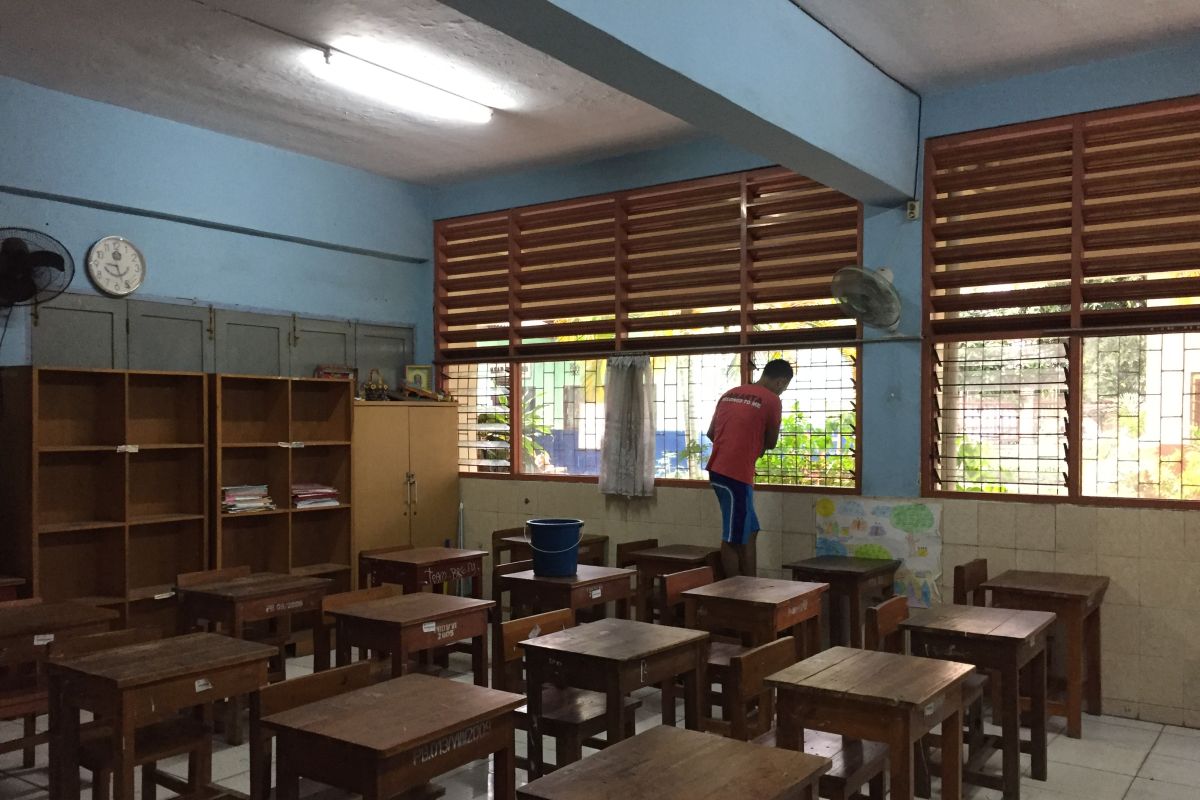 Heri penjaga sekaligus penyelamat sekolah saat banjir