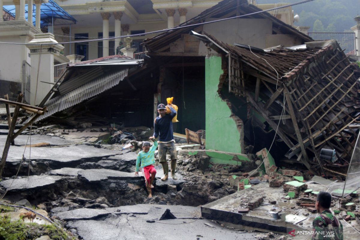 Destroyed school buildings extend Lebak's students' stay at home