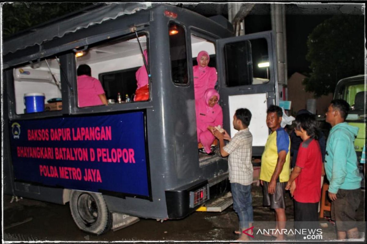 Ibu Bhayangkari dirikan dapur umum untuk warga terdampak banjir