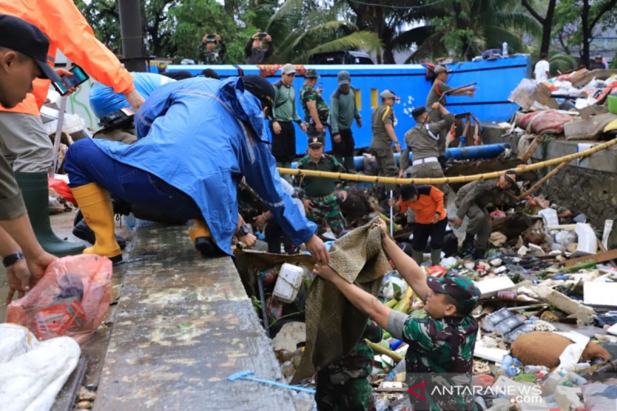 1.000 petugas gabungan bersihkan sampah bekas banjir Tangerang