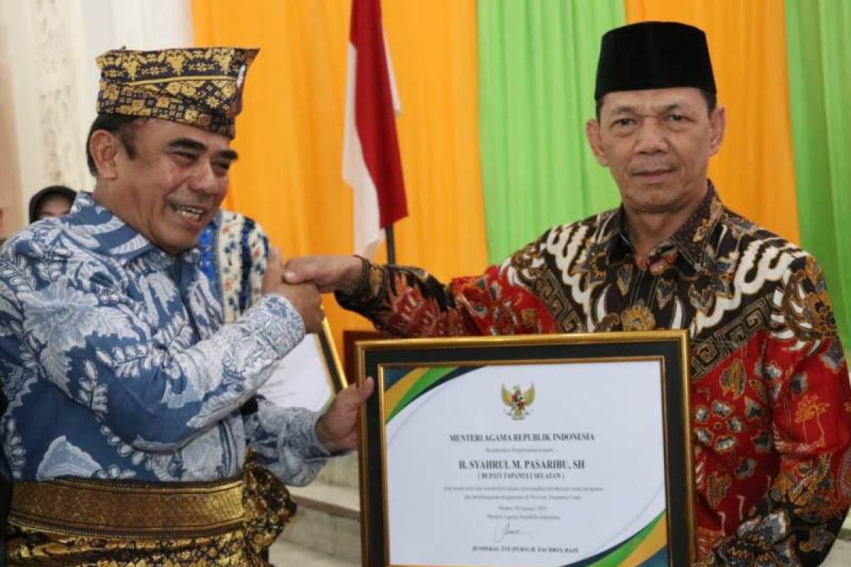 Menteri Agama beri penghargaan kepada Bupati Tapsel