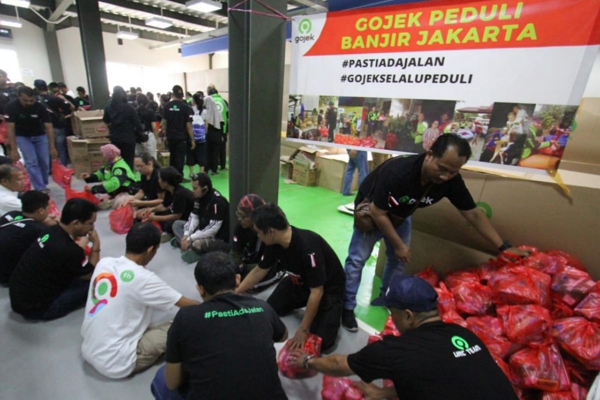 Relawan Gojek bahu-membahu bantu korban banjir Jabodetabek