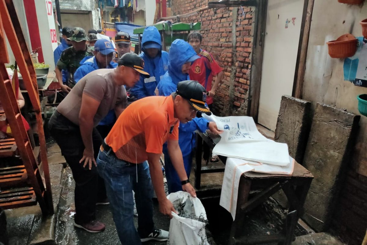 Warga Grogol Petamburan kerja bakti bereskan sampah  sisa banjir