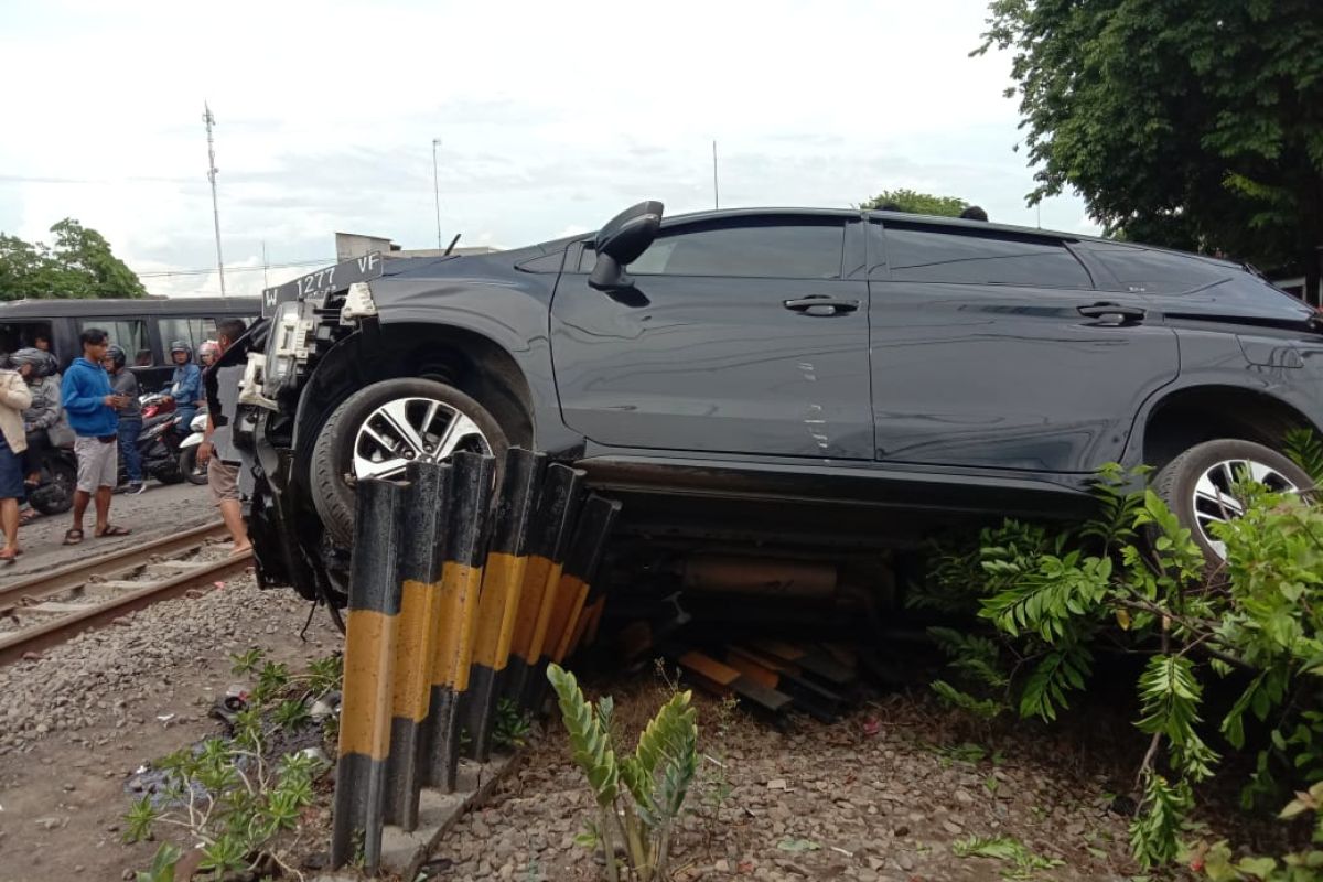 KA tabrak mobil Expander, pengemudi tewas, enam penumpang luka