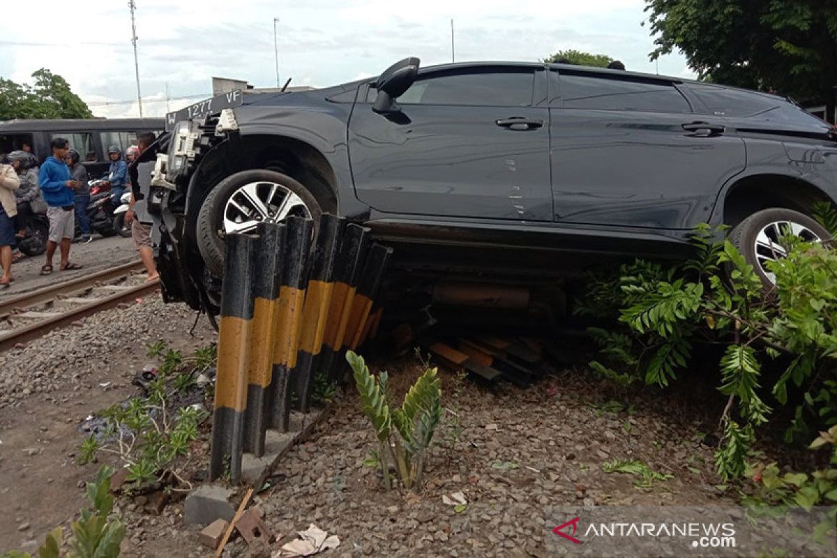 Kereta tabrak mobil, sopir tewas dan enam penumpang luka