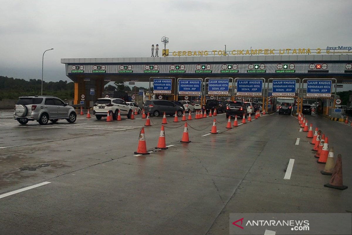 Tol Jakarta-Cikampek ramai saat akhir libur sekolah