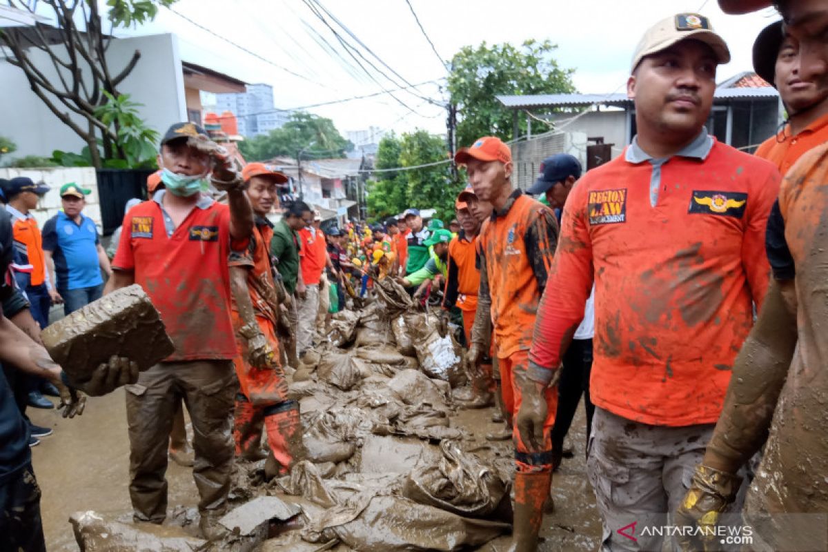 Mereka tak kenal lelah berjibaku bersihkan sampah sisa banjir