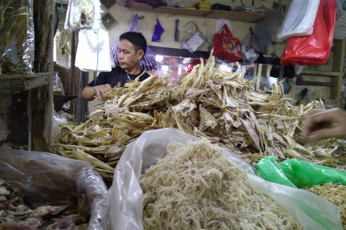 Ikan asin laris di Makassar karena harga ikan laut melonjak