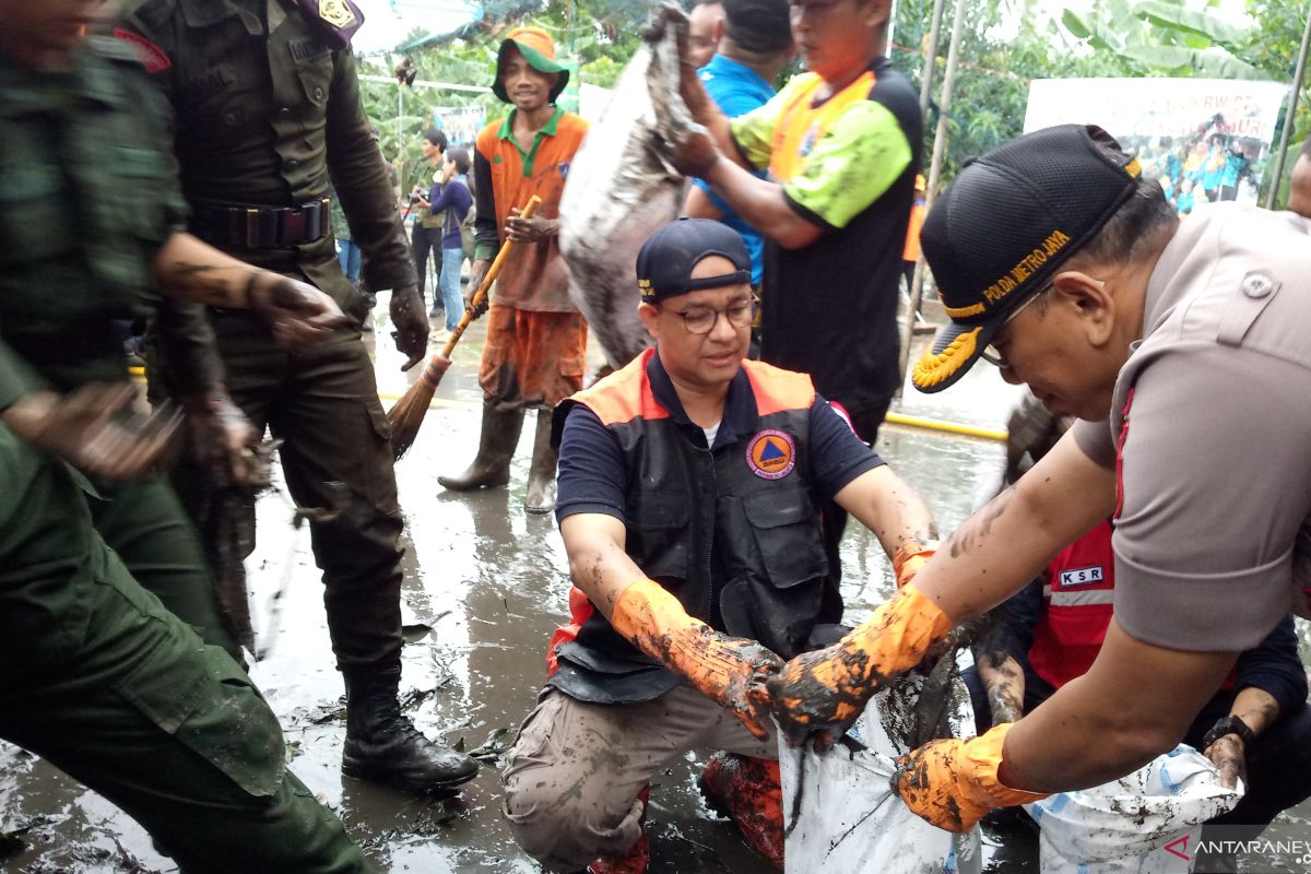 Diguyur hujan, Anies kerja bakti di Kampung Makasar