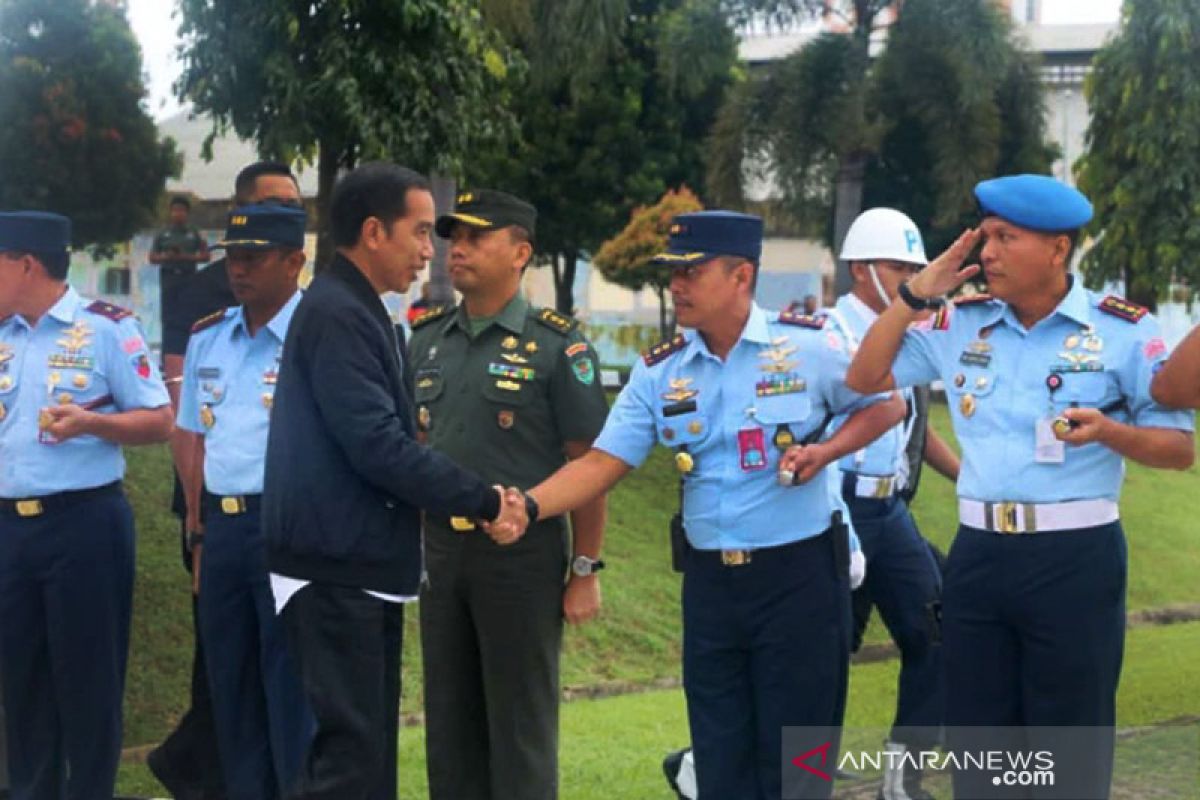 Helikopter Jokowi balik kanan karena cuaca buruk di Sukajaya Bogor